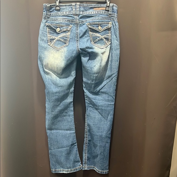 Wallflower Blue Boot Cut Jeans with Vintage-Inspired Wash, Size 5 Curvy - Picture 3 of 7